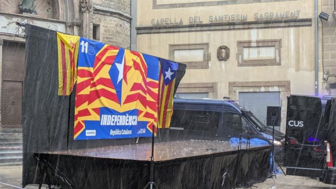 La lluvia impide celebrar el acto de ANC y Comissió Independestista Fossar de les Moreres.