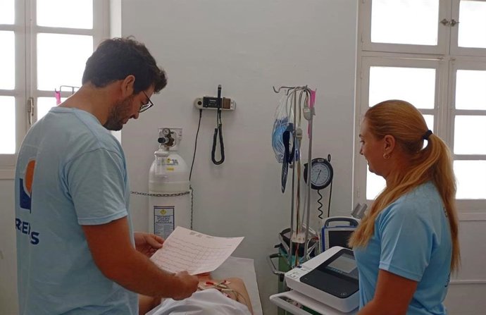 Profesional leyendo un electrocardiograma. Imagen de archivo.