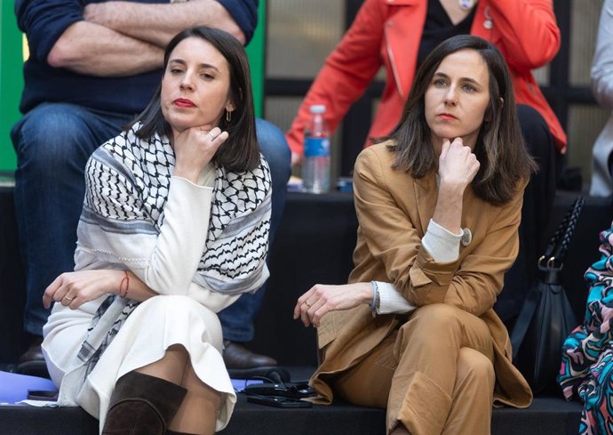 Archivo - La secretaria general de Podemos, Ione Belarra(d), y la eurodiputada Irene Montero(i), durante la IV Conferencia Europea por la Paz organizada por Podemos, en el Espacio Larra, a 28 de febrero de 2025, en Madrid (España).