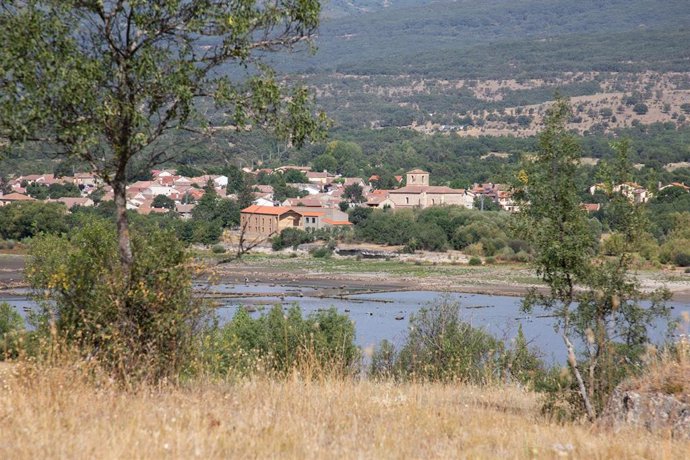 Archivo - Vistas de Pinilla del Valle desde el Valle de los Neandertales, a 18 de agosto de 2023, en Madrid (España).