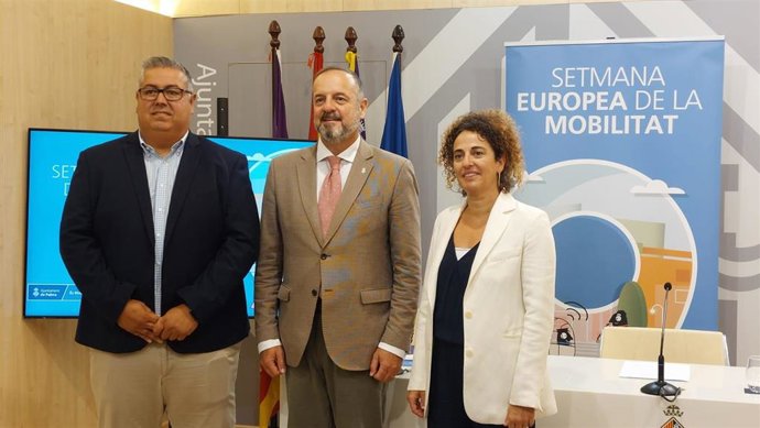 De izquierda a derecha, el director insular de Movilidad del Consell de Mallorca, Rafael Oliver, el teniente de alcalde Movilidad del Ayuntamiento de Palma, Antoni Deudero, y la directora general de Movilidad, Lorena del Valle.