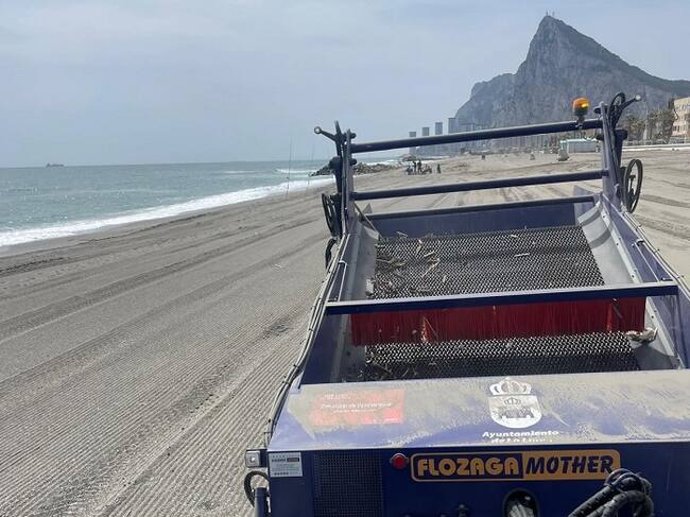 Vehículo del servicio de limpieza de Playas en La Línea de la Concepción (Cádiz)