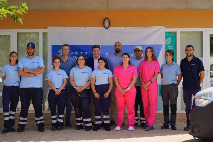 Profesionales y voluntarios del centro de protección animal de Son Reus.