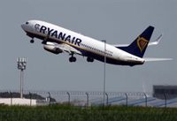Facua considera "ofensivo" que el comisario de Transportes se reúna con Ryanair tras "ningunear" a Bustinduy