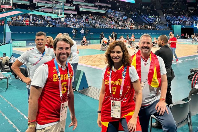 Archivo - Imagen de recurso de la presidenta de la Comunidad de Madrid, Isabel Díaz Ayuso, en París asistiendo a la primera jornada de los Juegos Paralímpicos con participación de deportistas madrileños