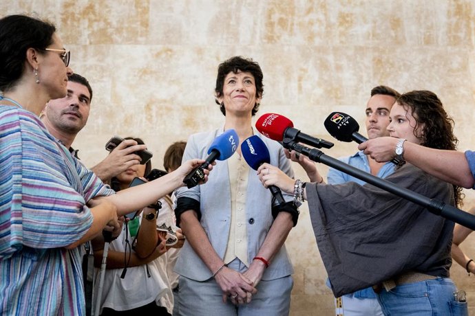 La ministra de Inclusión, Seguridad Social y Migraciones, Elma Saiz, atiende a los medios tras su reunión con el secretario general de CCOO, Unai Sordo, y el secretario general de UGT, Pepe Álvarez, para abordar la agenda del diálogo social del próximo cu