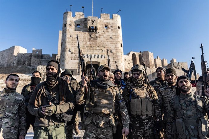 Archivo - Arquivo - Rebeldes na cidade de Aleppo após expulsarem as tropas do governo da Síria em uma ofensiva relâmpago lançada em 27 de novembro (arquivo).
