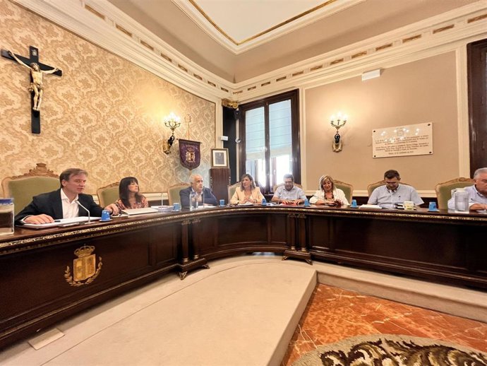 El presidente de la Diputación de Burgos, Borja Suárez (izda), con sus vicepresidentes y la portavoz del PSOE, Nuria Barrio y diputados del PSOE.