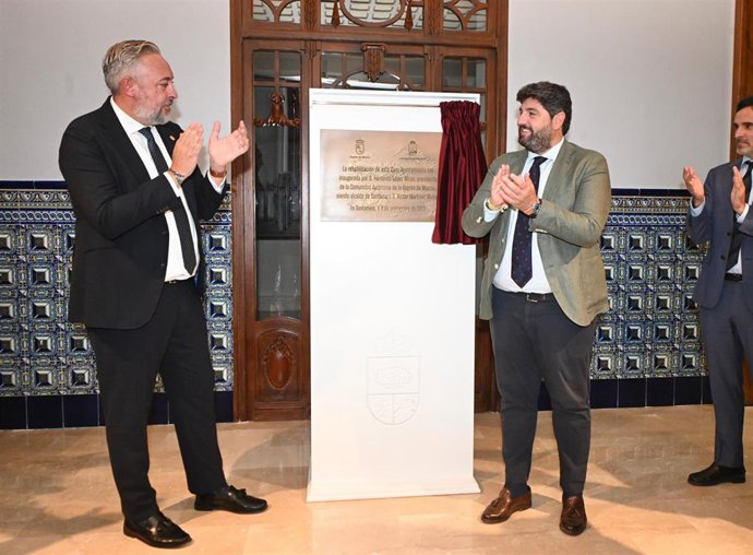 El presidente del Gobierno de Murcia, Fernando López Miras, inauguró hoy la Casa Ayuntamiento de Santomera tras las obras de rehabilitación. Estuvo acompañado por el alcalde, Víctor Martínez, y el consejero titular de Fomento, Jorge García Montoro