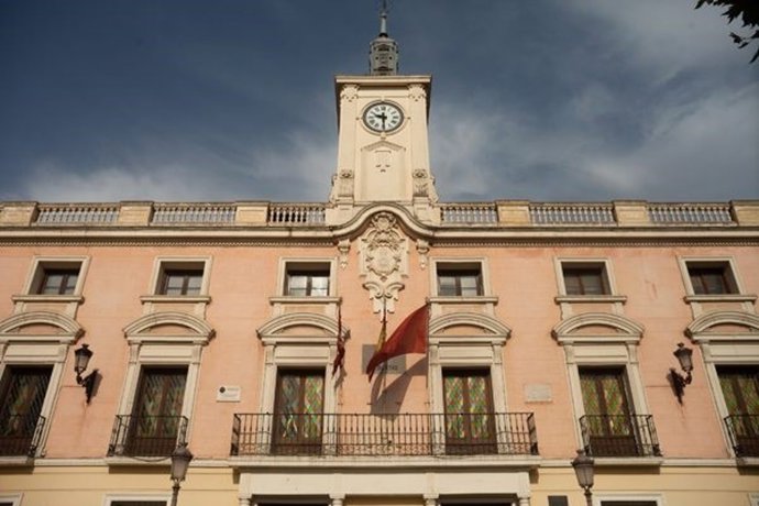 Archivo - Fachada del Ayuntamiento de Alcalá de Henares.