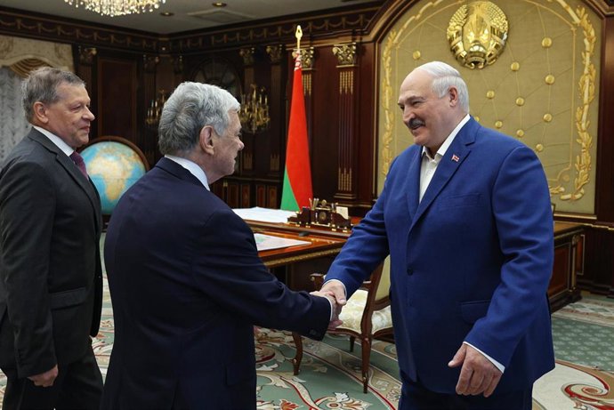 El presidente de Bielorrusia, Alexander Lukashenko, recibe a un enviado de Estados Unidos, John Coale