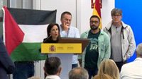 Un miembro del comité de empresa saca la bandera Palestina durante el discurso de Margarita Robles en Navantia