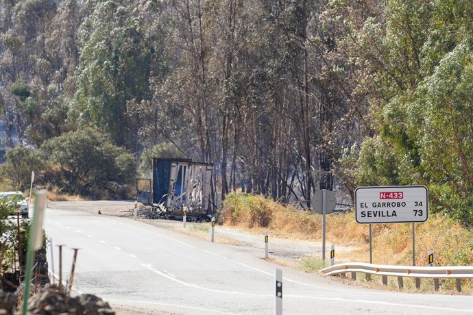 Imágenes del camión siniestrado. A 11 de septiembre de 2025 en Higuera de la Sierra, Huelva (Andalucía, España).El incendio de un camión mantiene cortada en ambos sentidos desde primera hora de este jueves la carretera N-433 en el paraje la Dehesilla de H