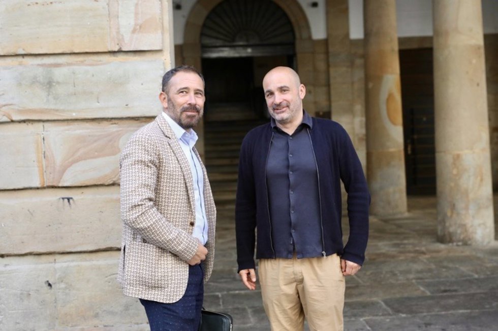 El consejero de Vivienda y Agenda Urbana, Denis Itxaso, y el alcalde de Ordizia, Adur Ezenarro
