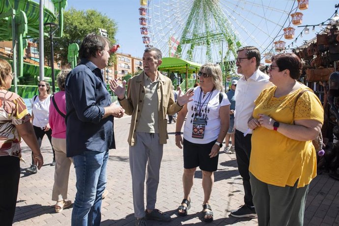 El coordinador federal de IU, Antonio Maillo (c), durante una visita a la Feria de Albacete, a 11 de septiembre de 2025, en Albacete, Castilla-La Mancha (España).