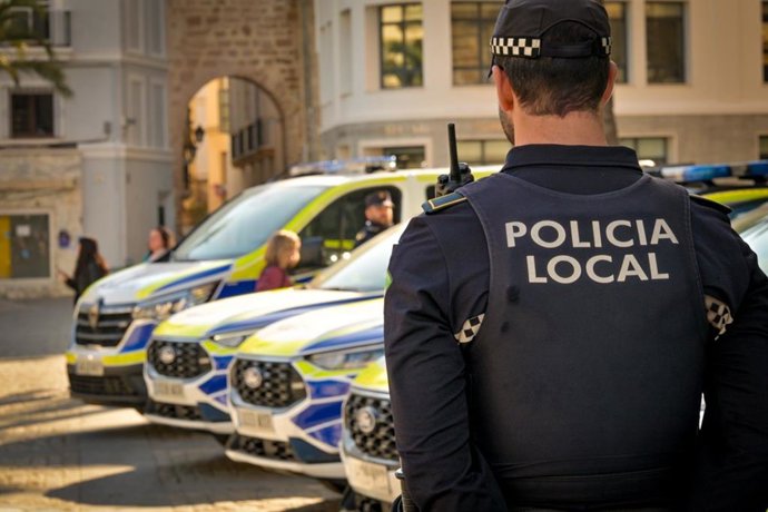 Archivo - Un agente de la Policía Local de Cádiz