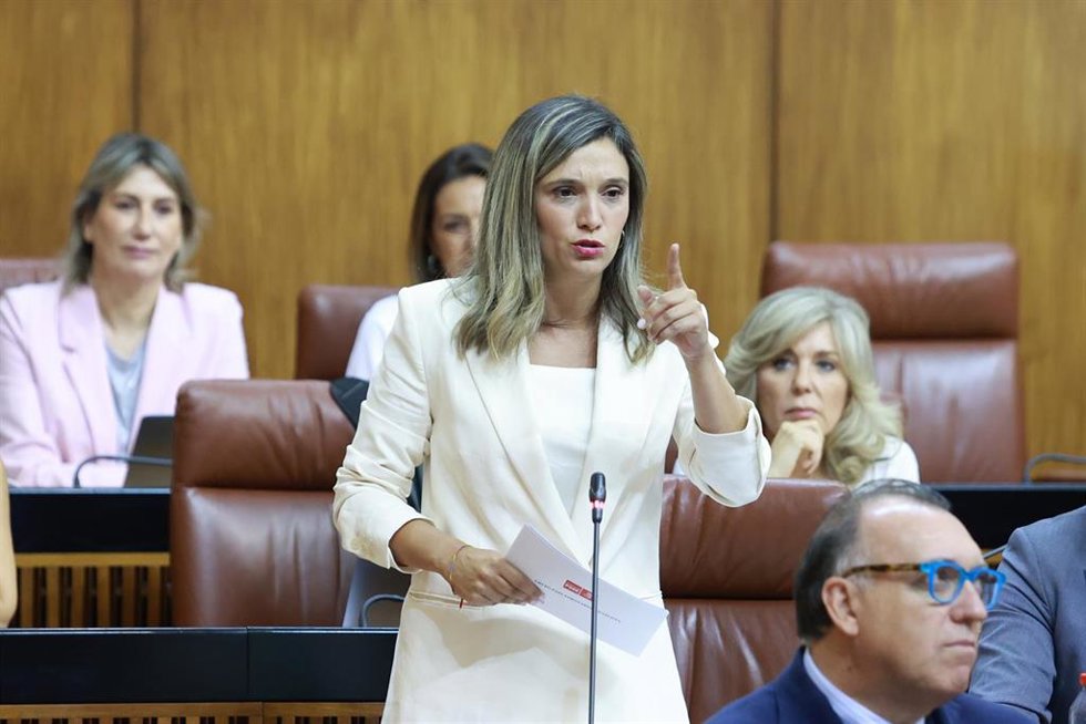 La portavoz parlamentaria del PSOE-A, María Márquez, interviene durante la sesión de control en el pleno del Parlamento andaluz.