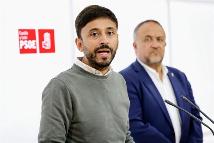 El secretario de Política Municipal del PSOE de Castilla y León, Fran Díaz, en una rueda de prensa en la que ha estado acompañado por el presidente de la Diputación de León, Gerardo Álvarez