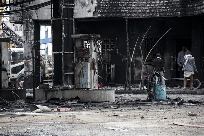 Daños materiales en una gasolinera en la capital de Yemen, Saná, tras un bombardeo del Ejército de Israel (archivo)