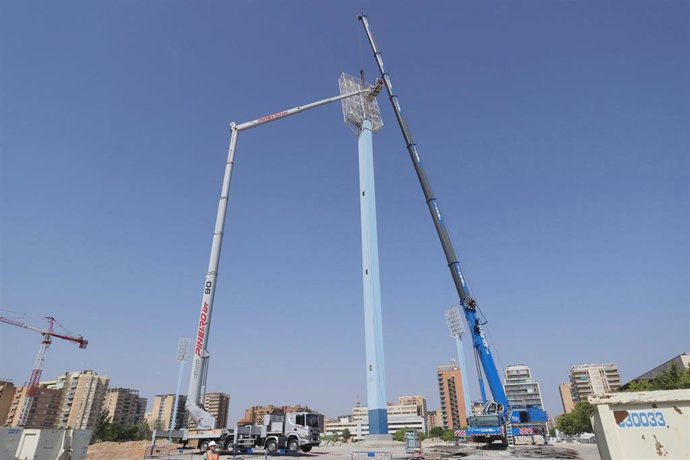 Trabajos de retirada y derribo de las cuatro torres de iluminación de la antigua Romareda
