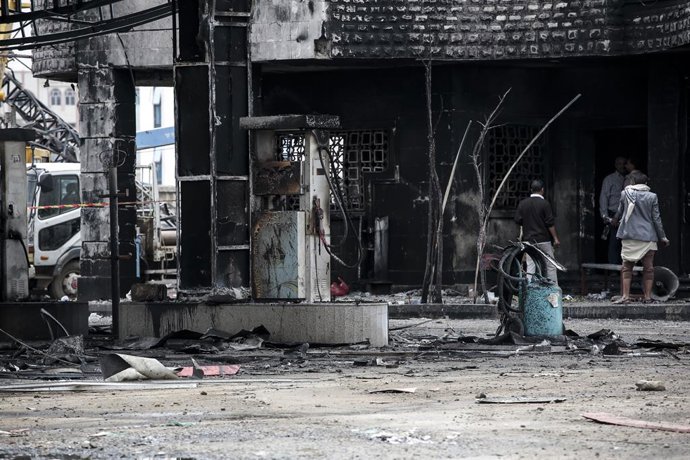 25 de agosto de 2025, Iêmen, Sanaa: Vista de um posto de gasolina danificado após ser atingido por ataques aéreos israelenses em Sanaa.  A Força Aérea de Israel disse na noite de domingo que havia atacado novamente alvos no Iêmen, atingindo uma instalação