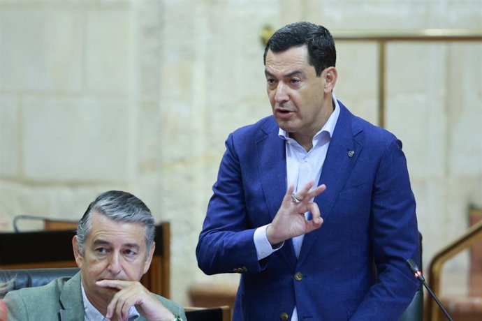 El presidente de la Junta de Andalucía, Juanma Moreno, este jueves durante su intervención en el Pleno del Parlamento. 
