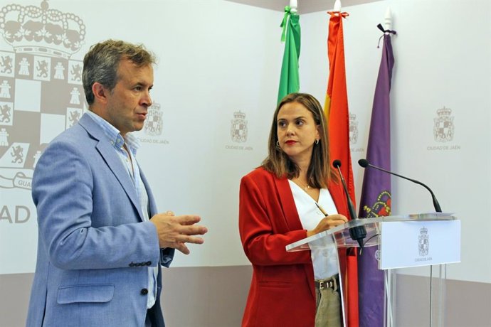 Julio Millán y Ángeles Díaz informan sobre el dispositivo de atención a personas temporeras.