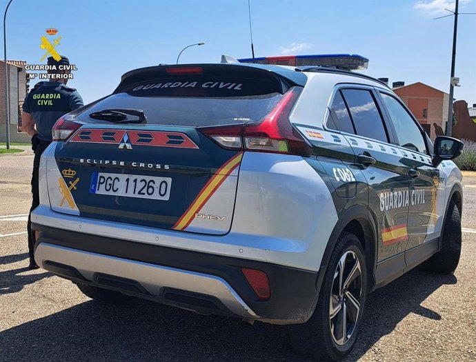 Imagen de archivo de un agente junto a un vehículo de la Guardia Civil.