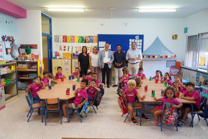 El subdelegado de la Junta de Andalucía en el Campo de Gibraltar, Javier Ros, junto al alcalde de Algeciras, José Ignacio Landaluce, en una visita a la Escuela Infantil Manuel Tinoco
