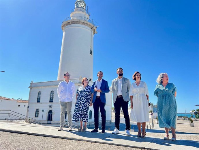 El portavoz municipal del PSOE en Málaga, Daniel Pérez, junto con concejales de su grupo