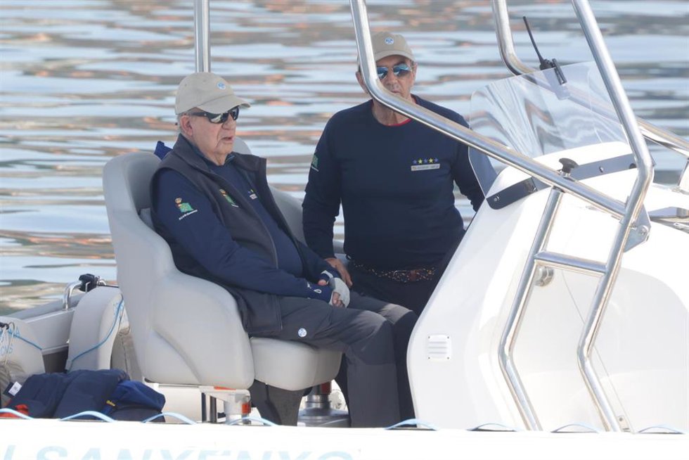 Archivo - El rey Juan Carlos y Pedro Campos en la lancha "Cristina" a 22 de junio de 2025, en Sanxenxo (Galicia, España)