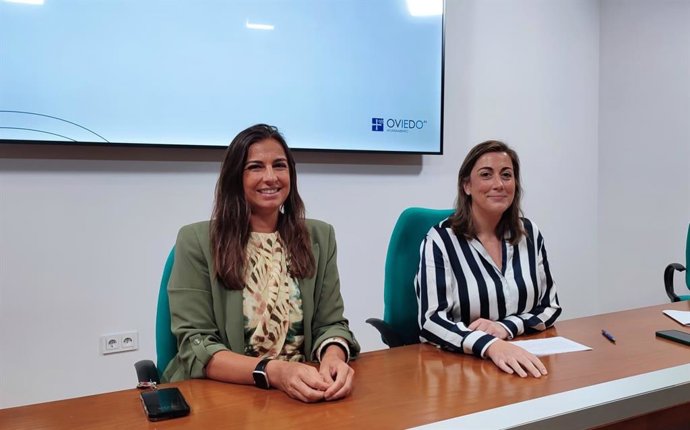 Archivo - Las concejalas de Vox en el Ayuntamiento de Oviedo Alejandra González y Sonsoles Peralta (Portavoz).