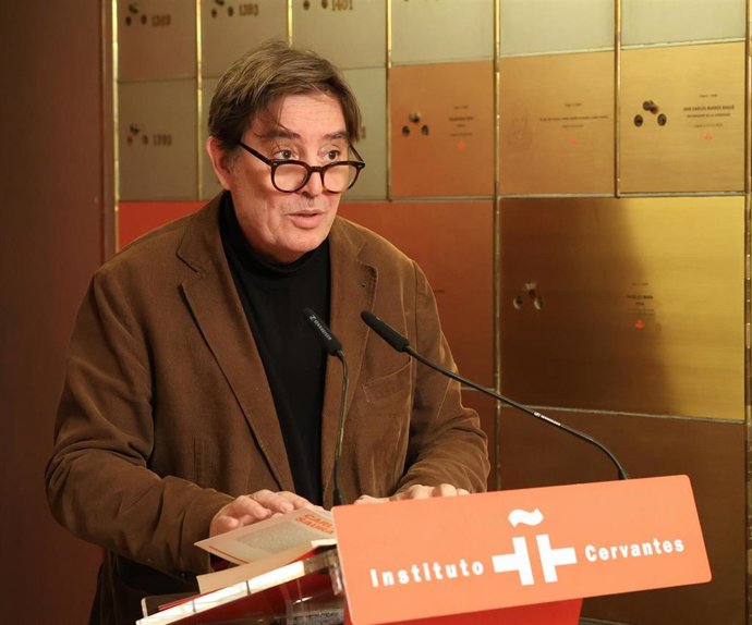 Archivo - El presidente del Instituto Cervantes, Luis García Montero, durante la entrega el legado del cineasta Carlos Saura, en la Caja de las Letras del Instituto Cervantes, a 24 de febrero de 2025, en Madrid (España). El Instituto Cervantes ha recibido