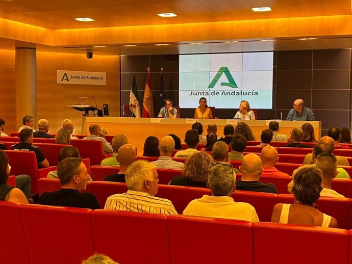 La delegada de la Junta en Almería, Aránzazu Martín, durante la jornada informativa con responsables municipales sobre los Planes de Emergencia Local.