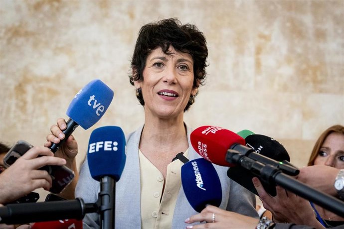 La ministra de Inclusión, Seguridad Social y Migraciones, Elma Saiz, atiende a los medios tras su reunión con el secretario general de CCOO, Unai Sordo, y el secretario general de UGT, Pepe Álvarez,