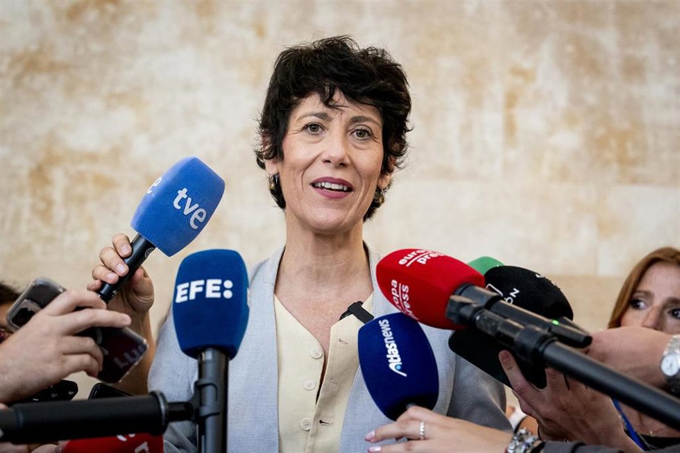 La ministra de Inclusión, Seguridad Social y Migraciones, Elma Saiz, atiende a los medios tras su reunión con el secretario general de CCOO, Unai Sordo, y el secretario general de UGT, Pepe Álvarez,
