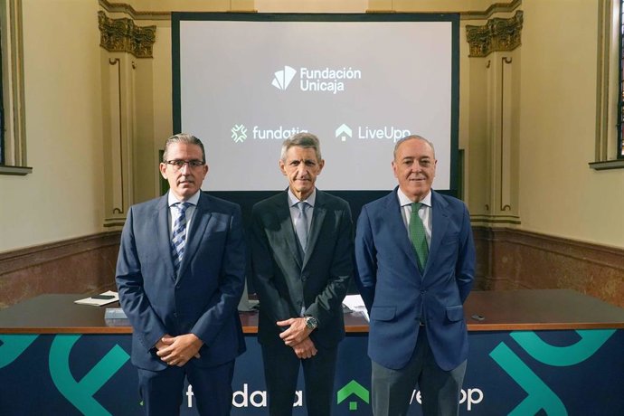 De izda a dcha: el director general de la Fundación Unicaja, Sergio Corral; el presidente de la Fundación Unicaja, José M. Domínguez, y el secretario de los consejos de administración de Fundatia y LiveUpp, Manuel Atencia, a 11 de septiembre de 2025.