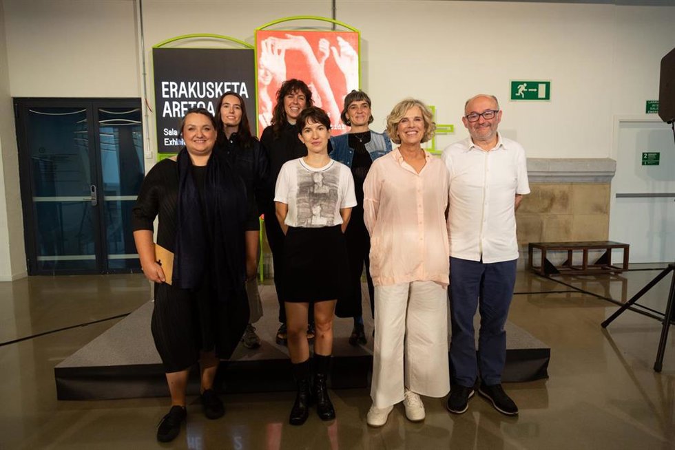 Irati Gorostidi muestra material de la filmación de Aro Berria en Tabakalera.