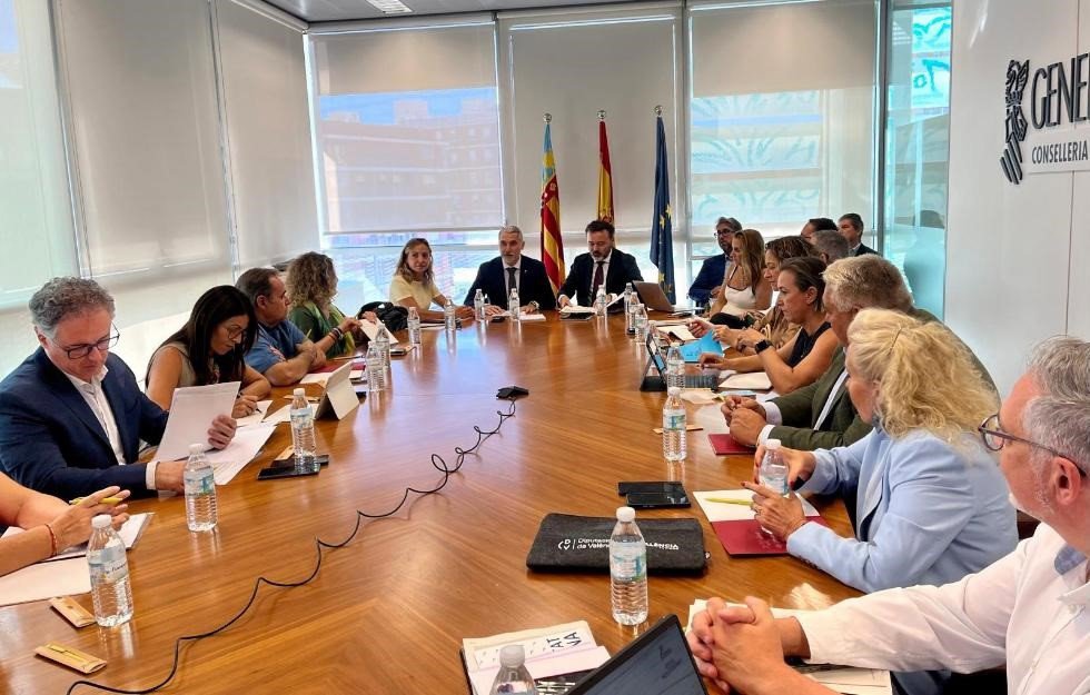 El secretario autonómico de Turismo, José Manuel Camarero, junto al director general de Turismo, Israel Fernández, han mantenido una reunión con los representantes de las siete marcas turísticas de la Comunitat Valenciana.