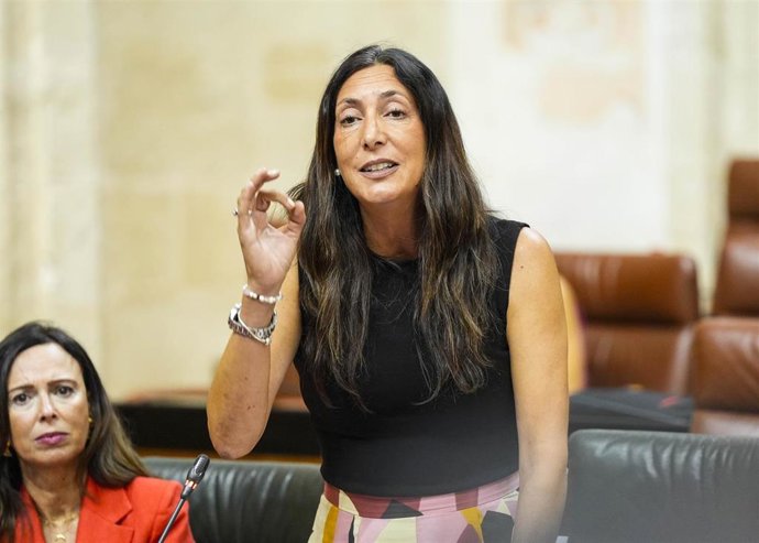 La consejera de Inclusión Social, Loles López, en el Pleno del Parlamento de Andalucía