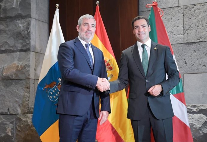 The President of the Canary Islands, Fernando Clavijo, and the Basque Lehendakari, Imanol Pradales, shake hands during the signing of a protocol for the development of joint initiatives in the field of R&D&I