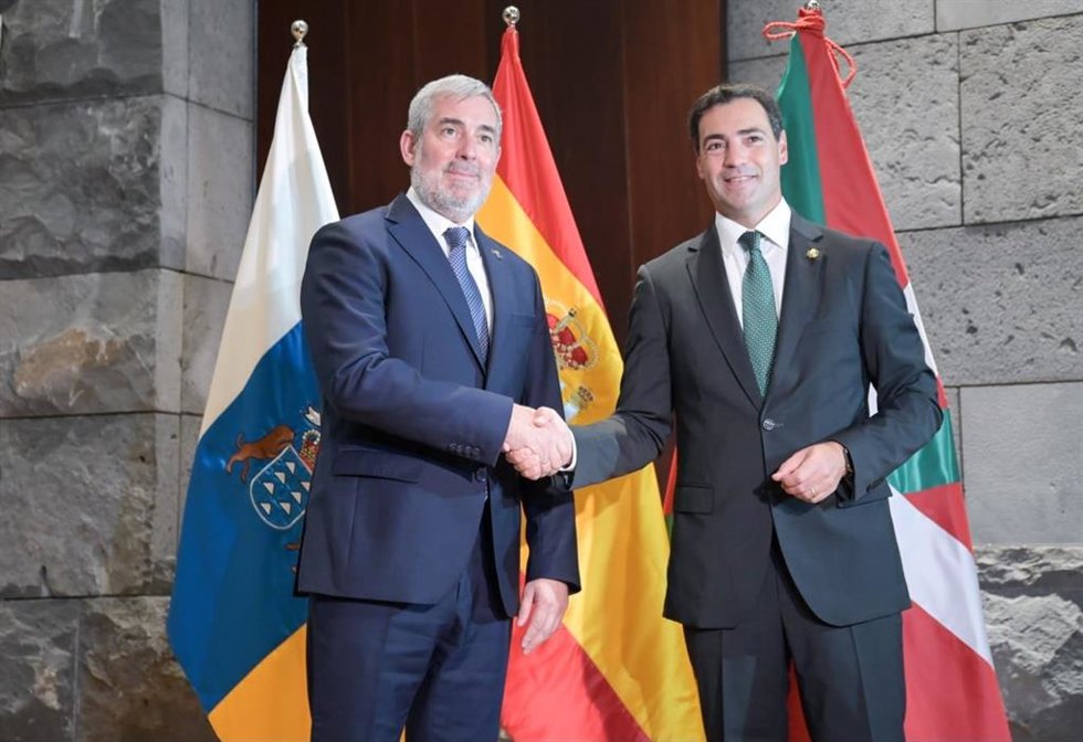 El presidente de Canarias, Fernando Clavijo, y el Lehendakari vasco, Imanol Pradales, estrechan las manos durante la firma de un protocolo para el desarrollo de iniciativas conjuntas en el ámbito de la I+D+i