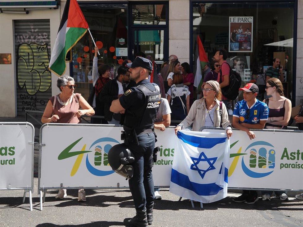 Una mujer con la bandera de Israel espera el paso de los ciclistas durante la 18 etapa de la Vuelta a España, a 11 de septiembre de 2025, en Valladolid.