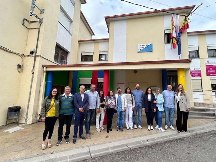 Representantes de la Diputación de León e integramtes de una familia del Proyecto Repuebla en el centro educativo de Corullón.