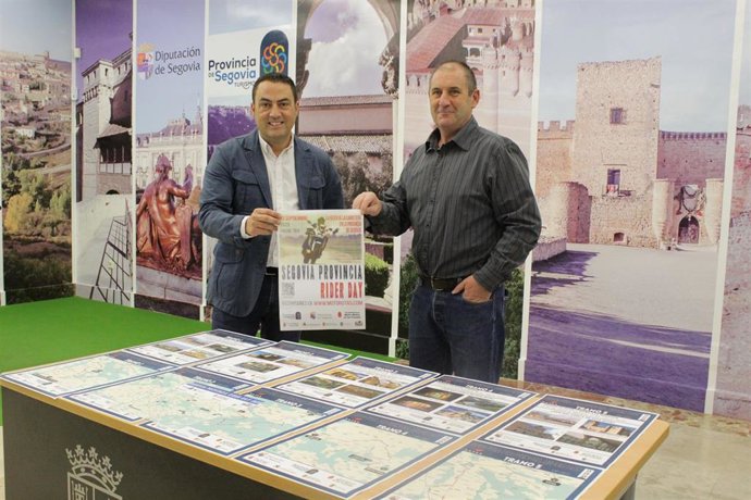 Javier Figueredo (izda) con el alcalde de martín Muñoz de las Posadas, José Antonio García, durante la presentación de la Rider Day.