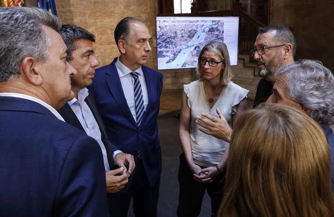 El Director General de Innovación en Emergencias de la Generalitat, Raúl Quílez (d), y el presidente de la Generalitat, Carlos Mazón (2i), asisten a la presentación del 'Gemelo Digital' de la provincia de Valencia