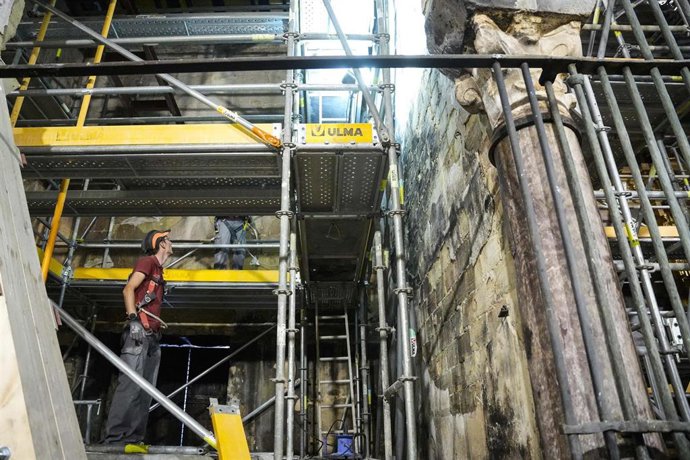 Imágenes de las obras de afianzamiento de la Mezquita-Catedral de Córdoba tras el incendio que se produjo el día 8 de agosto, a 5 de septiembre de 2025 en Córdoba (Andalucía, España).