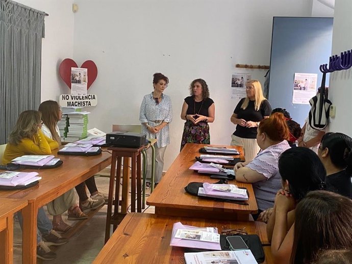 La responsable del Servicio de Igualdad y Diversidad en la Diputación, Susana Sánchez Toro, la concejala de Igualdad del Ayuntamiento de Chipiona, Isabel María Fernández, y la presidenta de Ademur, Azucena González, acuden al inicio de un curso a mujeres
