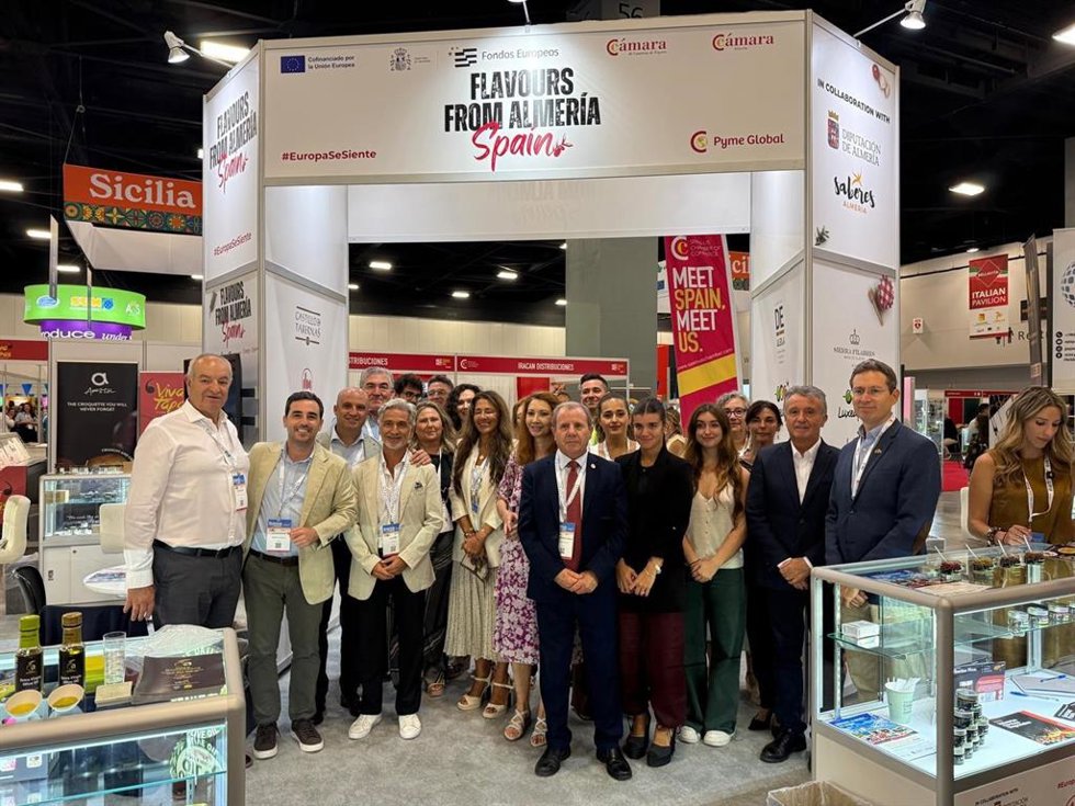 Representantes institucionales y empresariales en el estand de Sabores Almería durante la feria Americas Food & Beverage Show & Conference en Miami.