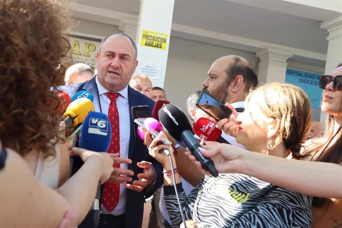 El consejero de Agricultura, Ganadería y Desarrollo Rural, Julián Martínez Lizán.